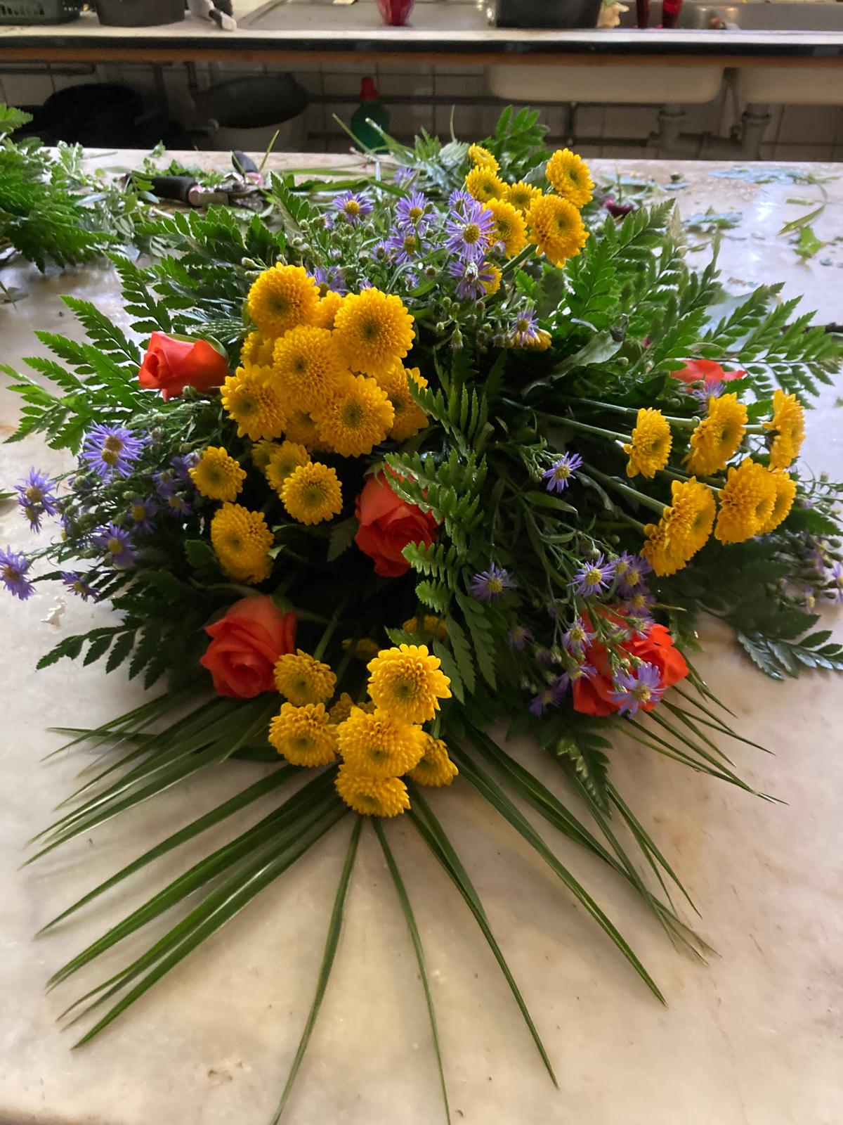 Sorgbinderi buket, blomster, gul, rød, begravelse